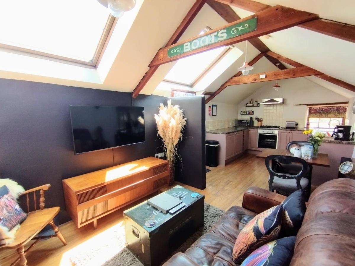 Cosy Barn On Rural Smallholding With Alpacas, Goats & Pigs Stithians 外观 照片