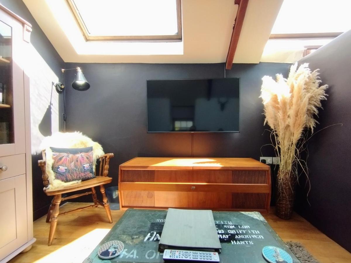 Cosy Barn On Rural Smallholding With Alpacas, Goats & Pigs Stithians 外观 照片